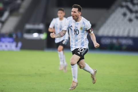 The triumph of Argentina: a funny goalkeeper's action, L. Messi's blood and chants