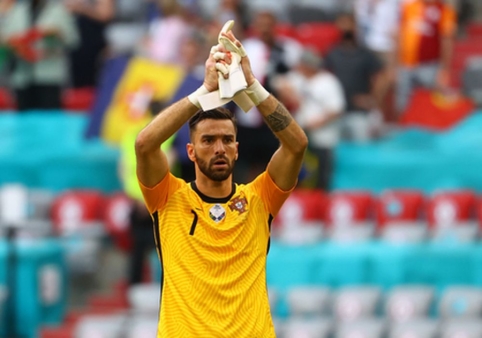 "Roma" can add goalkeeper R. Patricio to "Wolves"