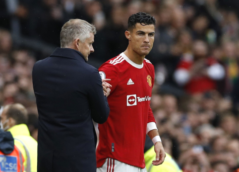 G. Neville: C. Ronaldo increases pressure on O. G. Solskjaer