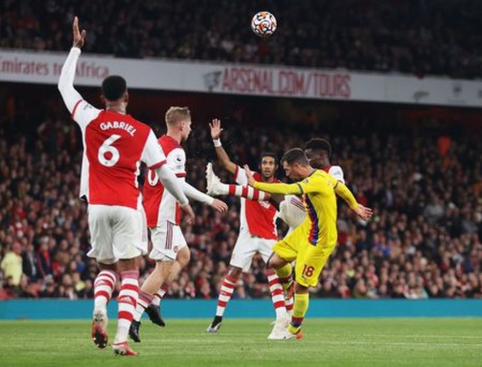 Incident "Arsenal" in the match: Arteta was surprised how McArthur was not kicked off the field.