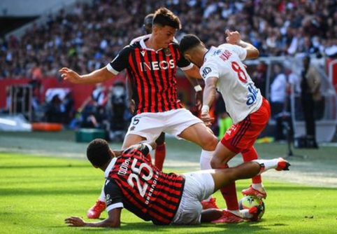 "Nice" defeated "Lyon" who collapsed again at the end of the match and wasted a 2 goal lead