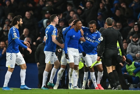 "Everton" stuns "Arsenal" team