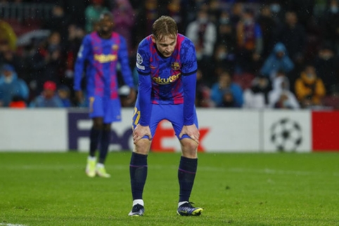 "F. de Jong still refuses to leave the club" from "Barcelona"