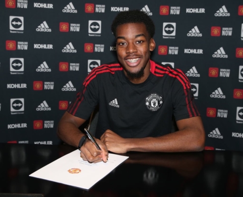 "Manchester United" extended contract with a promising young player