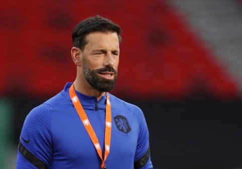 R. van Nistelrooy moves to work in England