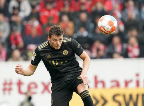 Barca" aims to escape from "Bayern" chasing B. Pavard.