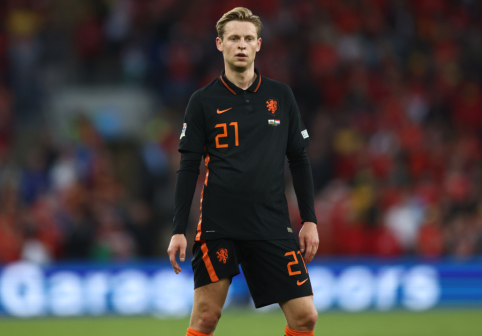 F. de Jong's transfer to "Man Utd" is hindered by "Barcos" debt to the footballer