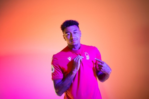 Official: J. Lingard will continue his career at "Nottingham Forest" team.