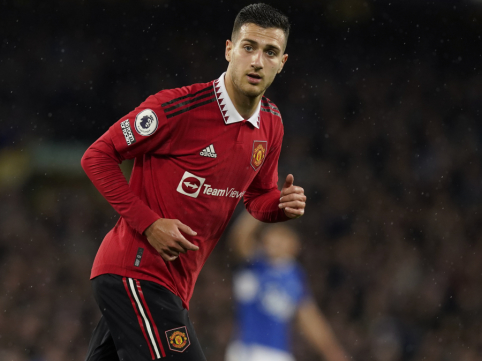 "Man Utd" priority - new contract with D. Dalot