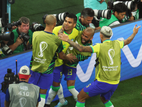 Late Casemiro goal gives Brazilians ticket to the quarterfinals