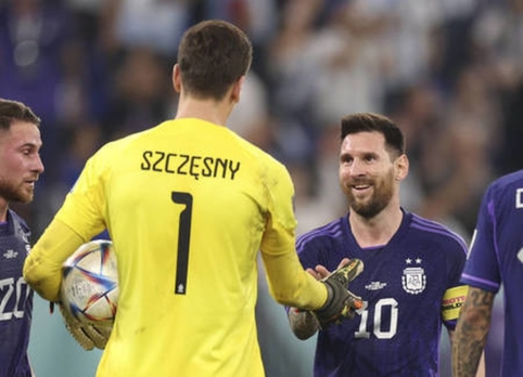 W. Szczesny lost a bet to Lionel Messi