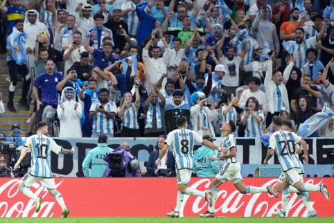 Argentine fans prepare to build a sauna for the French national team