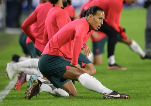 V. van Dijk will spend a few weeks without football