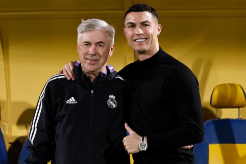 In English, the title would be: "C. Ronaldo's visit to Madrid's "Real" training session