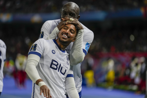 After a resounding victory, "Al-Hilal" players were showered with gold