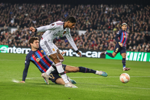 The first clash between "Barca" and "Man United" teams ended in a dramatic draw.