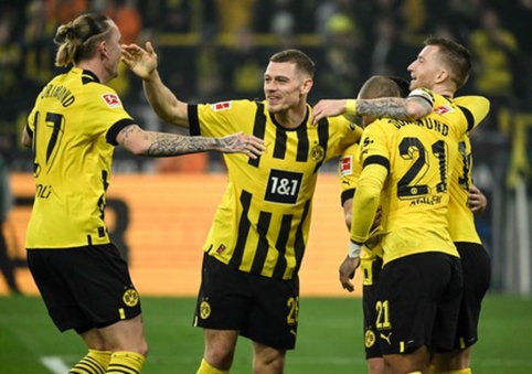 Borussia" leaders of the Bundesliga defeated "Koln" eleven