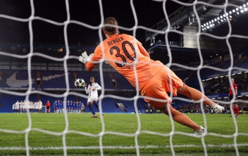 Chelsea" and "Wolfsburg" advanced to the Women's Champions League semifinals