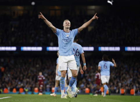 Man City" dealt with "West Ham" in the first half