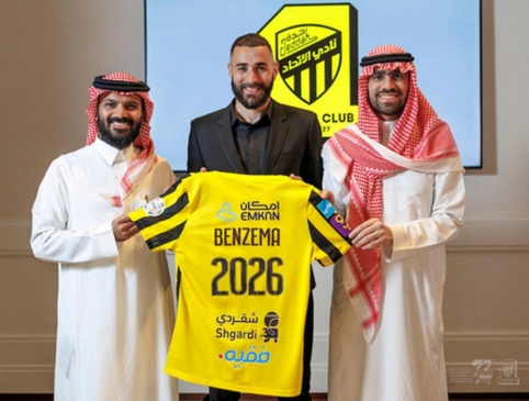 K. Benzema presented at the packed "Al-Ittihad" stadium