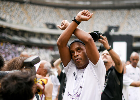 See: Ronaldinho outsmarted the pitch intruder