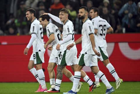 Borussia" "Moenchengladbach" celebrates a calm victory against "Wolfsburg