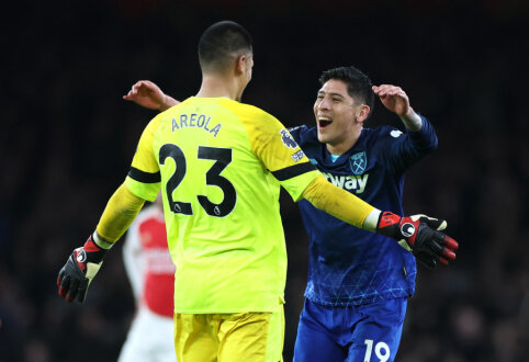 West Ham United" celebrate victory over the "gunners