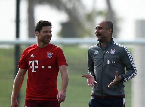 P. Guardiola presented a gift to X. Alonso.