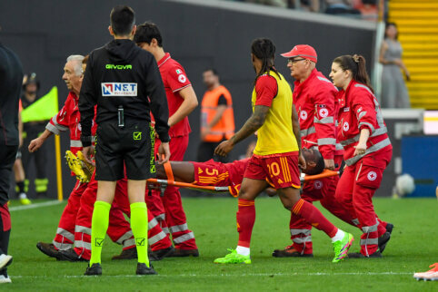 In Italy, Roma defender E. N'Dicka was injured on the field