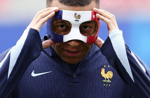 K. Mbappe about the confrontation with C. Ronaldo: "It will be an honor for me to play against him"