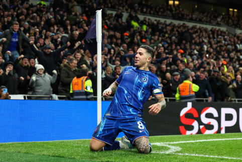 In a heated London derby, Chelsea players celebrated victory by overcoming a 2-goal deficit.