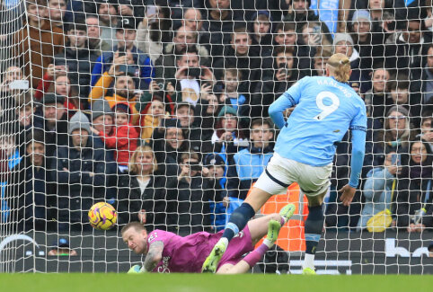 E. Haaland missed a penalty, and Man City couldn't defeat Everton.