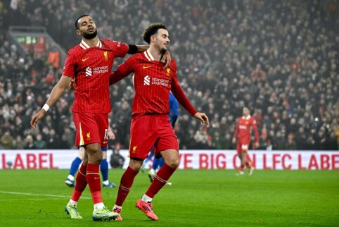 Leaders widen the gap: Liverpool handled Leicester