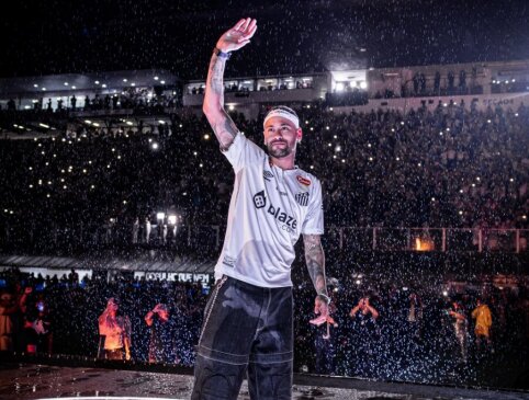 Santos club held a royal presentation for Neymar.