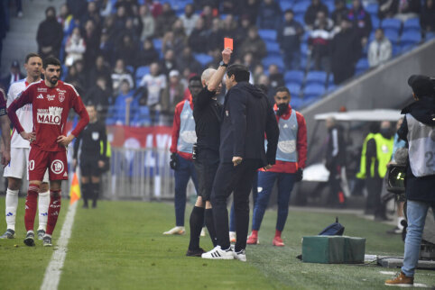 See: Lyon coach P. Fonseca jumped into the referee's eyes during the victorious match