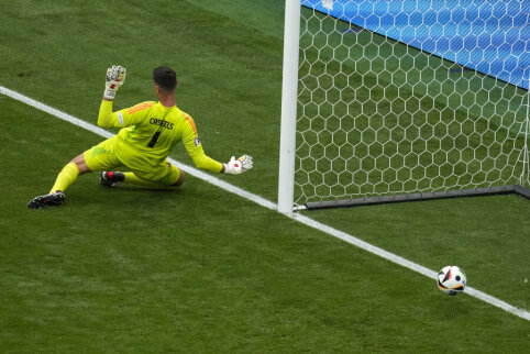 K. Casteels, who ended his career in the Belgian national team, threw a stone into T. Courtois' garden.