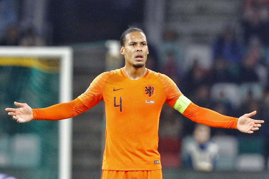 "Dutch football legend helps V. Van Dijk recover after injury"