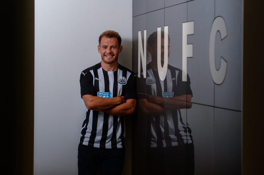 Official: R. Fraser signed a contract with "Newcastle"