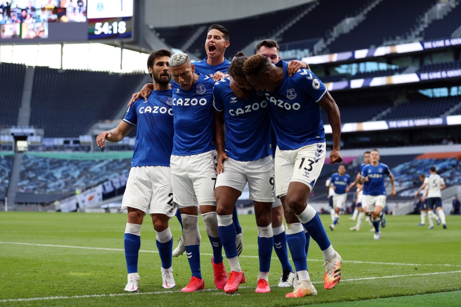 "Everton" crushed "Tottenham" team in the season opener away