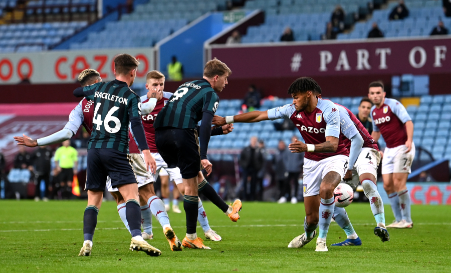 "Leeds" ends "Aston Villa" team's winning streak