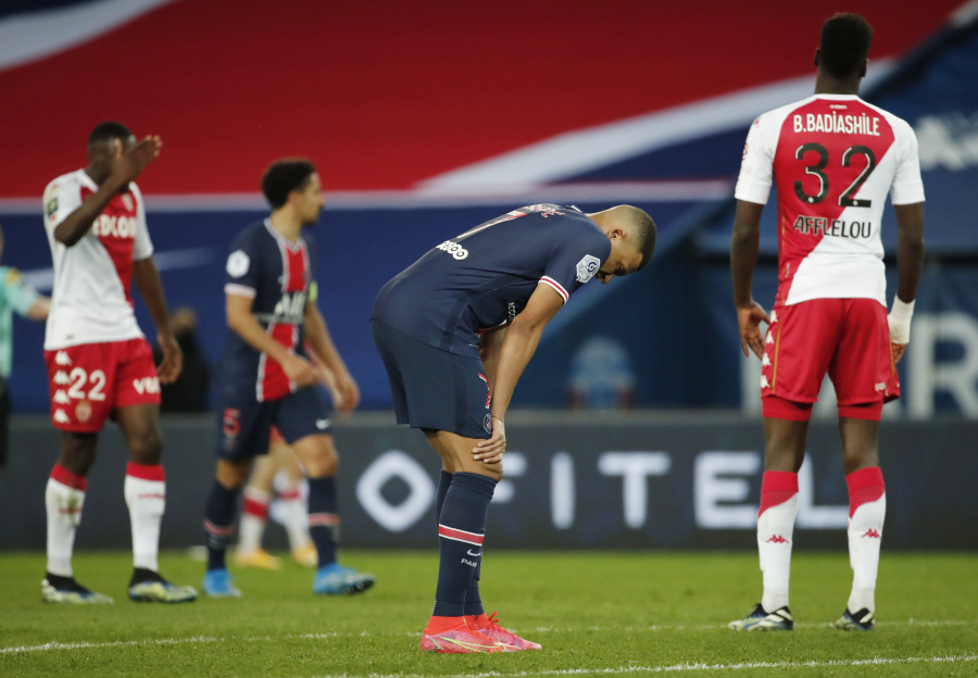 After a sweet victory in Barcelona, PSG suffered a painful blow in France