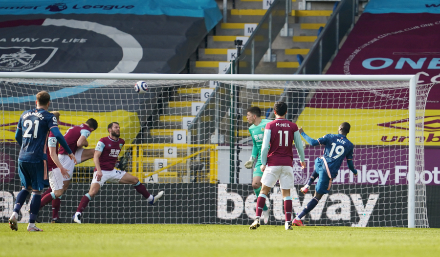 "Burnley" and "Arsenal" clash - tense draw