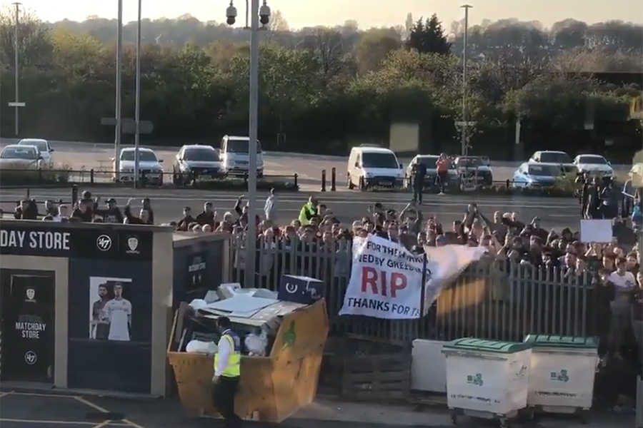 Before "Leeds" and "Liverpool" match - fans protests