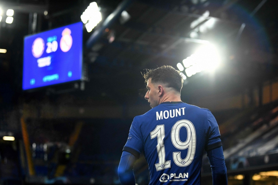 Chelsea" rejected the first offer from "Man Utd" for M. Mount