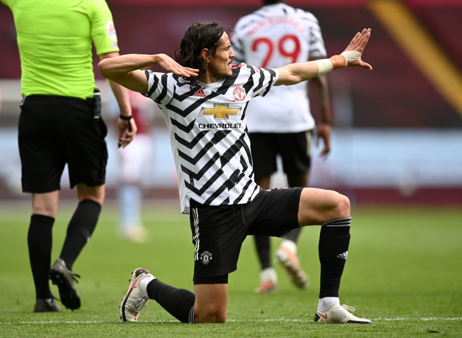 Official: E. Cavani remains in "Man Utd" ranks for another season