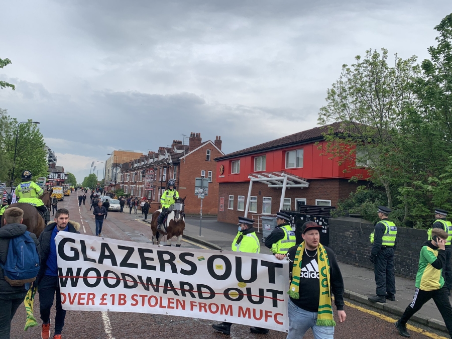 "Man Utd" fans protests continue: arrest for attacking the bus