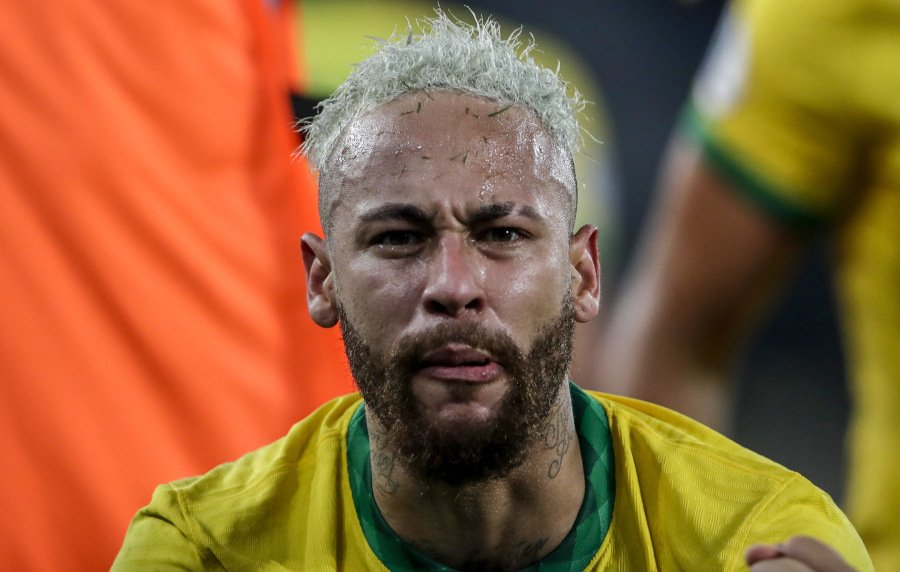 The troubles of Neymar: missed great opportunity and painful opponent pressure.