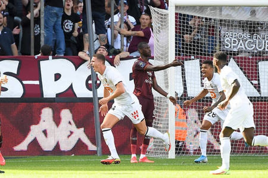 "Lille" started their title defense with a dramatic draw against "Metz"