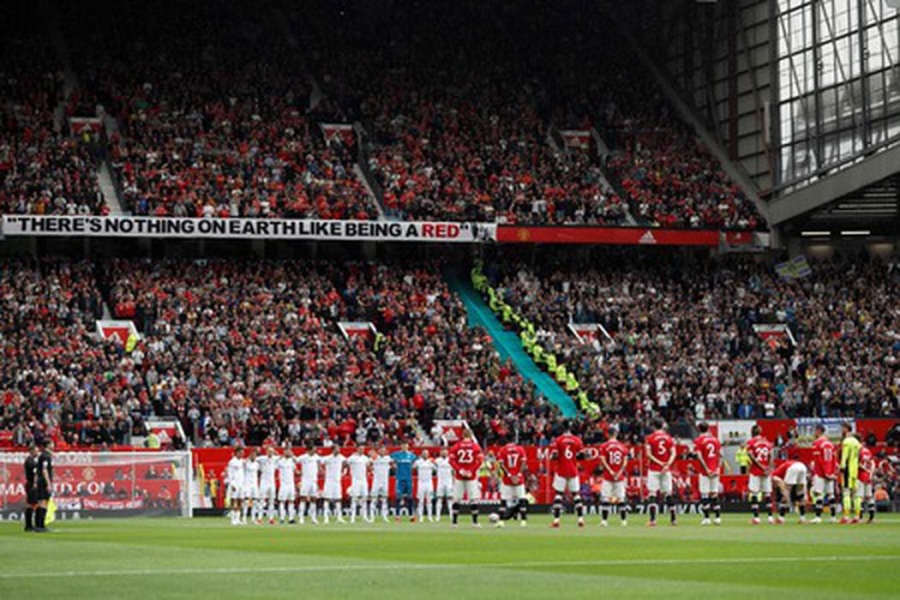 Before the match, legends of the clubs were honored at Old Trafford, including M. Žaliūkas