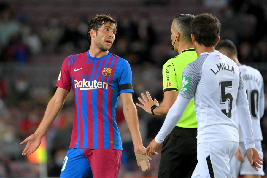 "Barcelona" narrowly grabbed a point in the match against "Granada"